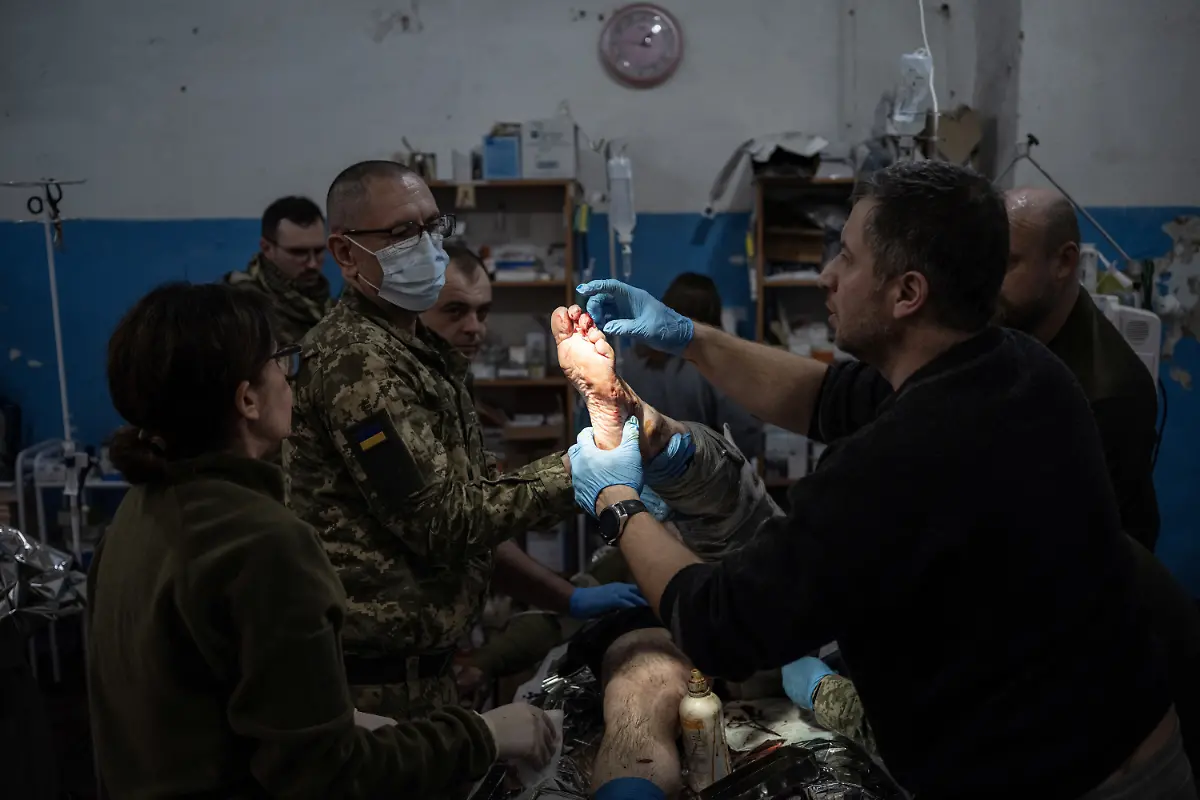 2023-02-21T080056Z-1790703334-RC2CEZ9SBVCK-RTRMADP-3-UKRAINE-CRISIS-FRONTLINE-MEDICS