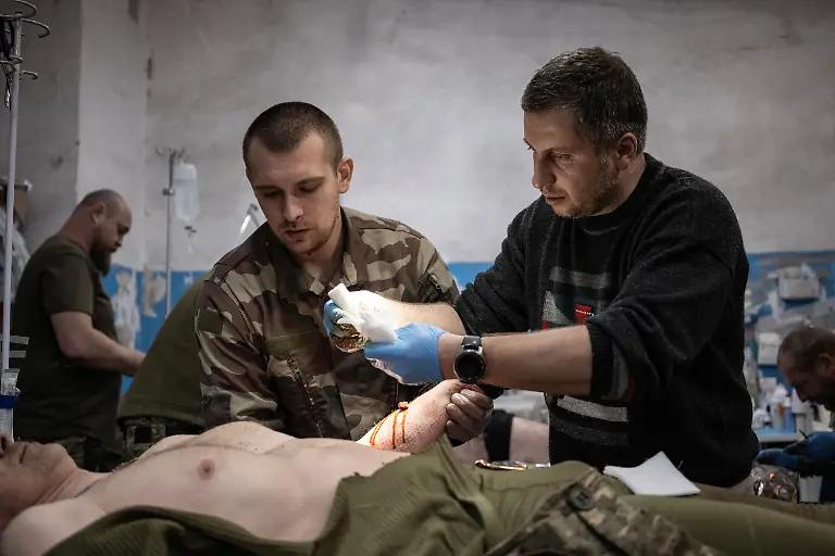 2023-02-21T080113Z-1579433578-RC2BEZ9NCHYP-RTRMADP-3-UKRAINE-CRISIS-FRONTLINE-MEDICS