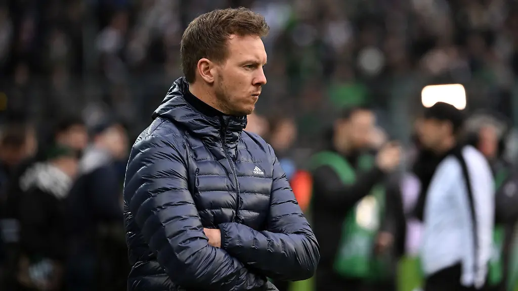 Bayerns-Trainer-Julian-Nagelsmann-steht-vor-einem-Spiel-an-der-Seitenlinie