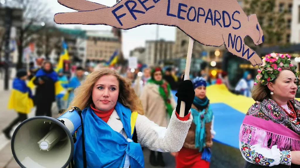Eine-Demonstrantin-haelt-waehrend-eines-Protestmarsches-zum-Jungfernstieg-ein-Schild-mit-der-Aufschrift-Free-Leopards-now-Befreit-die-Leoparden-jetzt
