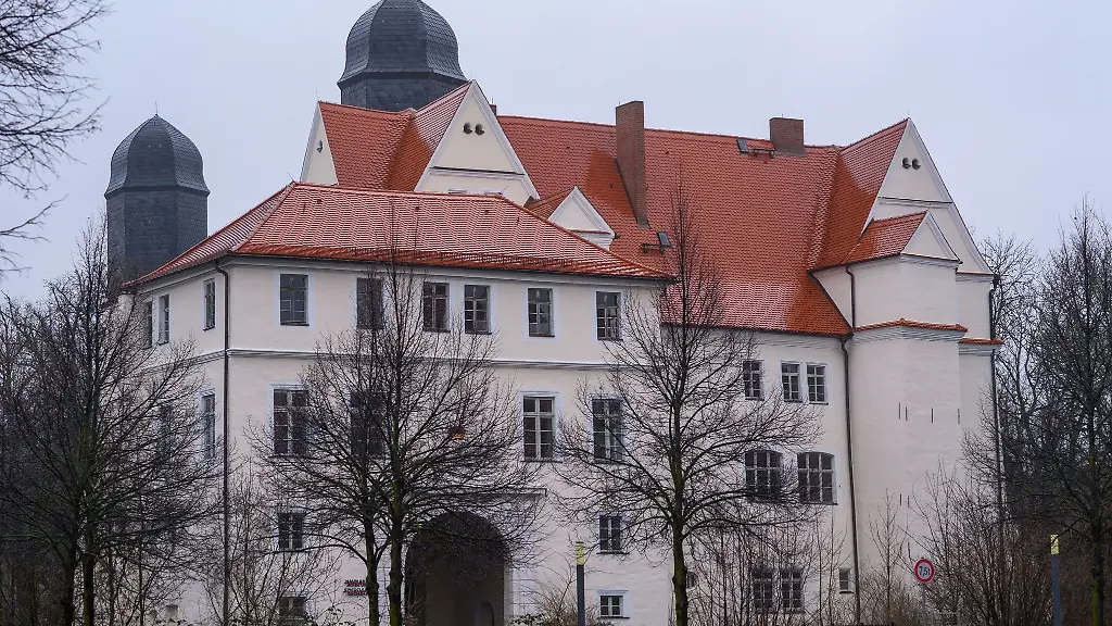 Das-Torhaus-l-und-der-Johann-Georg-Bau-vom-Schloss-Koethen