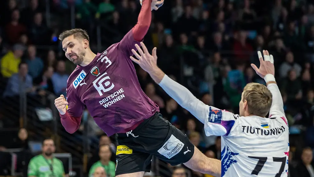 Berlins-Fabian-Wiede-l-wirft-den-Ball-auf-das-Tor-und-wird-dabei-von-Dmytro-Tiutiunnyk-verteidigt