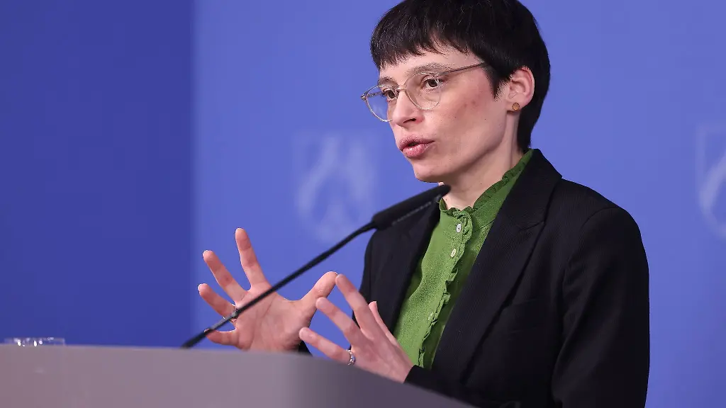 Josefine-Paul-Buendnis-90-Die-Gruenen-Ministerin-fuer-Kinder-Jugend-Familie-Gleichstellung-Flucht-und-Integration-von-Nordrhein-Westfalen-spricht-waehrend-der-Kabinetts-Pressekonferenz