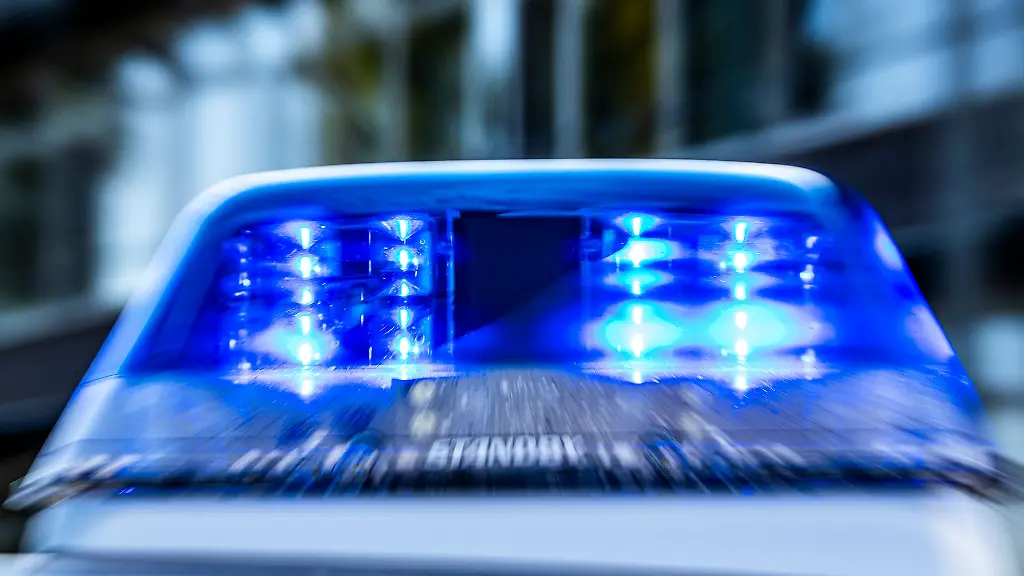 Ein-Blaulicht-leuchtet-auf-dem-Dach-eines-Polizeiwagens