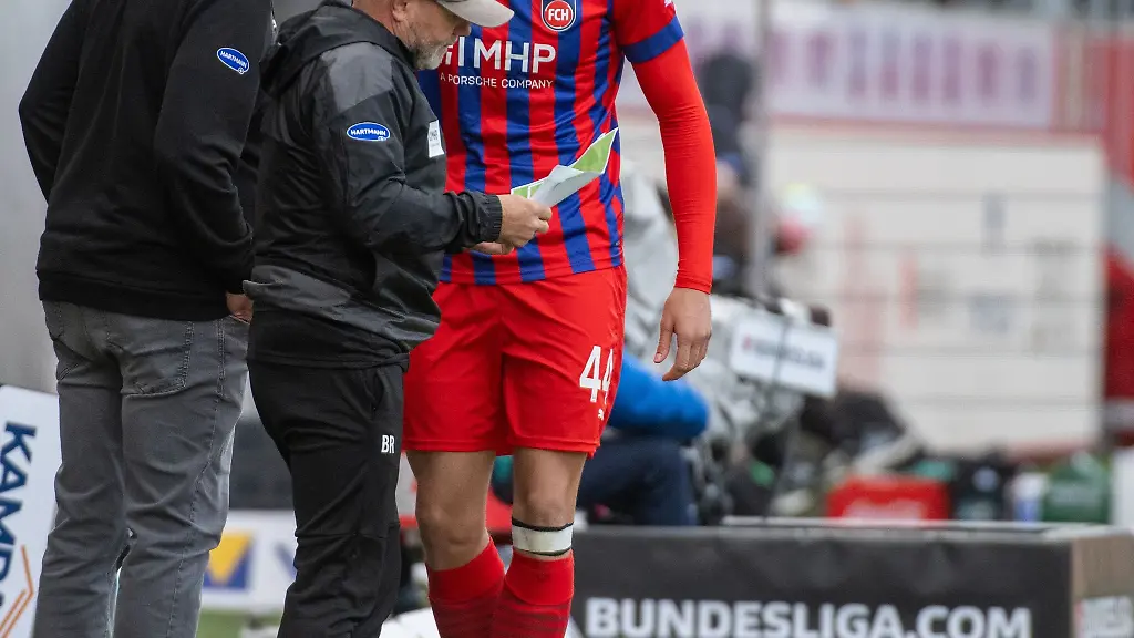 Heidenheims-Trainer-Frank-Schmidt-l-und-Co-Trainer-Bernhard-Raab-geben-Elidon-Qenaj-Instruktionen