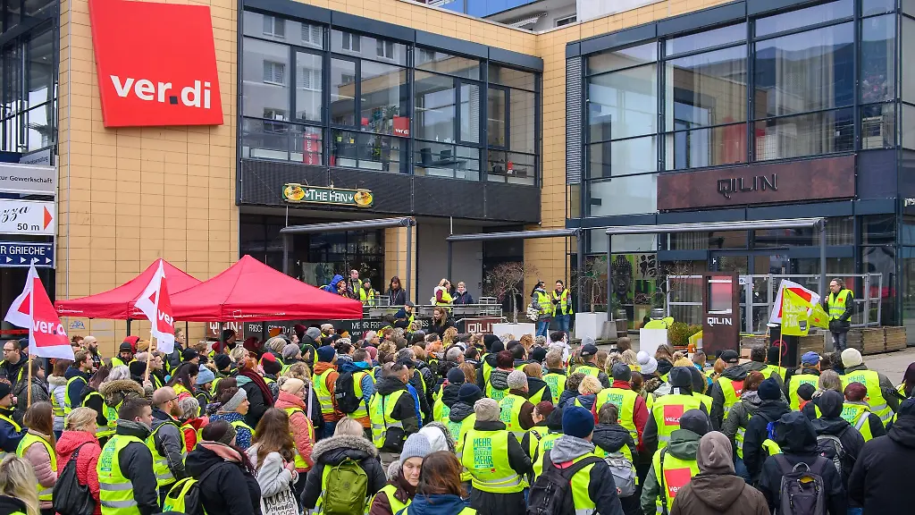 Streikende-stehen-in-der-Landeshauptstadt-von-Sachsen-Anhalt-vor-dem-Streiklokal-der-Vereinten-Dienstleistungsgewerkschaft-verdi