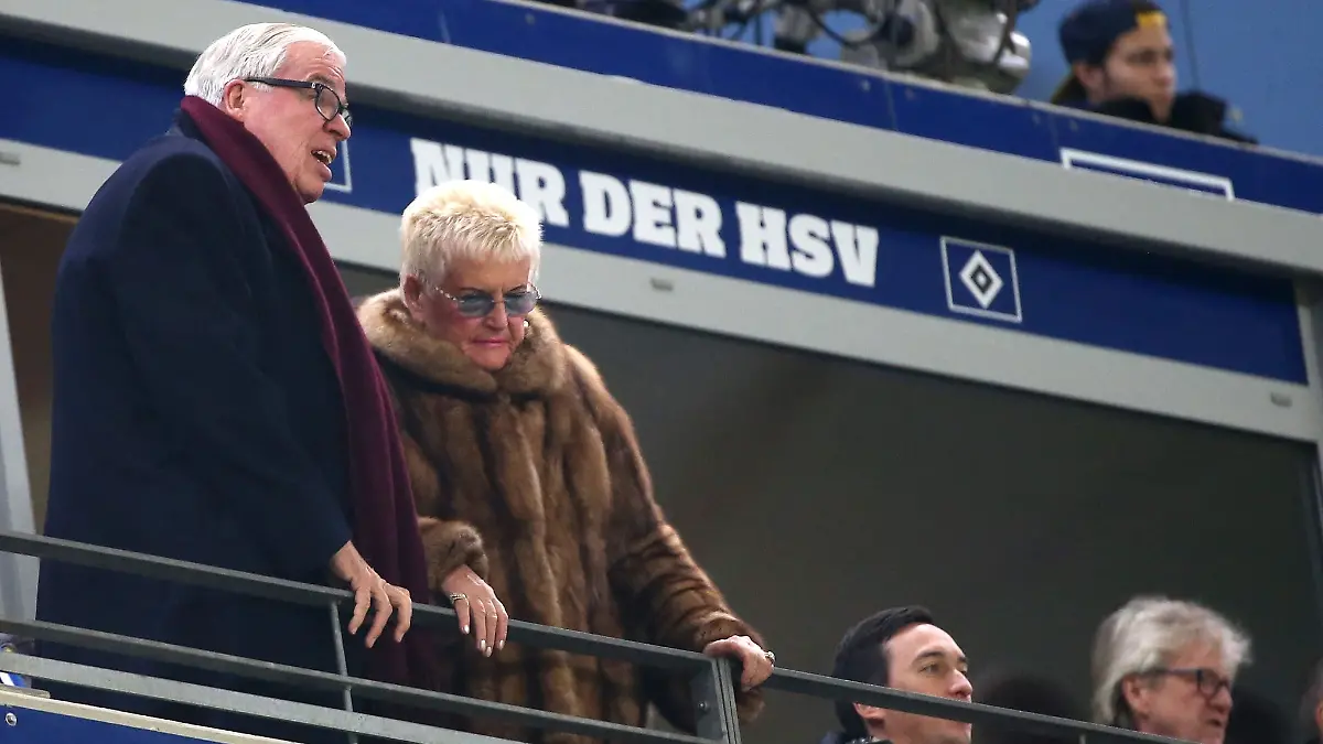 Unternehmer-und-HSV-Maezen-Klaus-Michael-Kuehne-und-seine-Frau-Christine-verfolgen-ein-Spiel