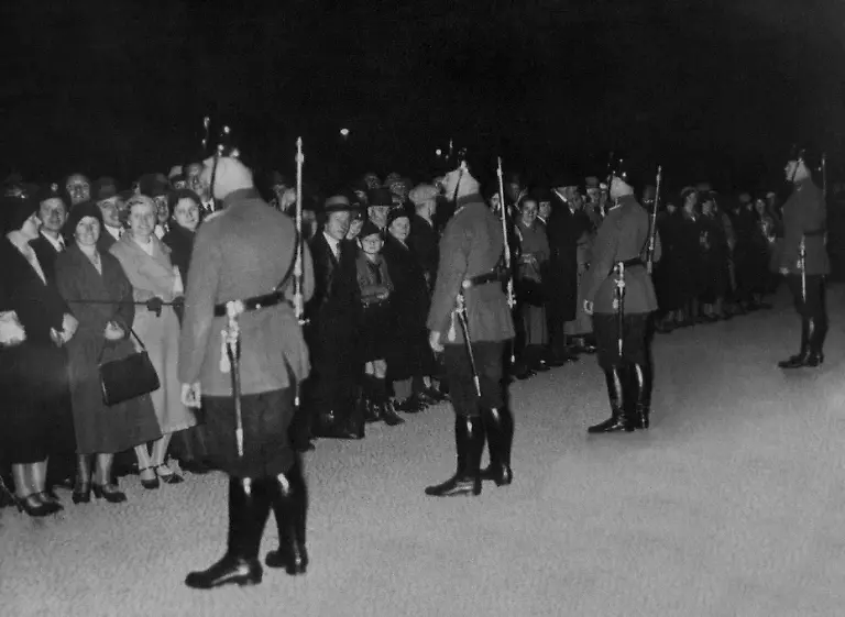 Menschen-bei-Prozess