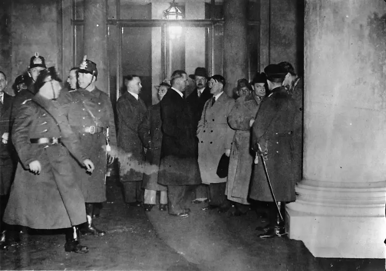 Hitler-u-Politiker-nach-Brandmeldung