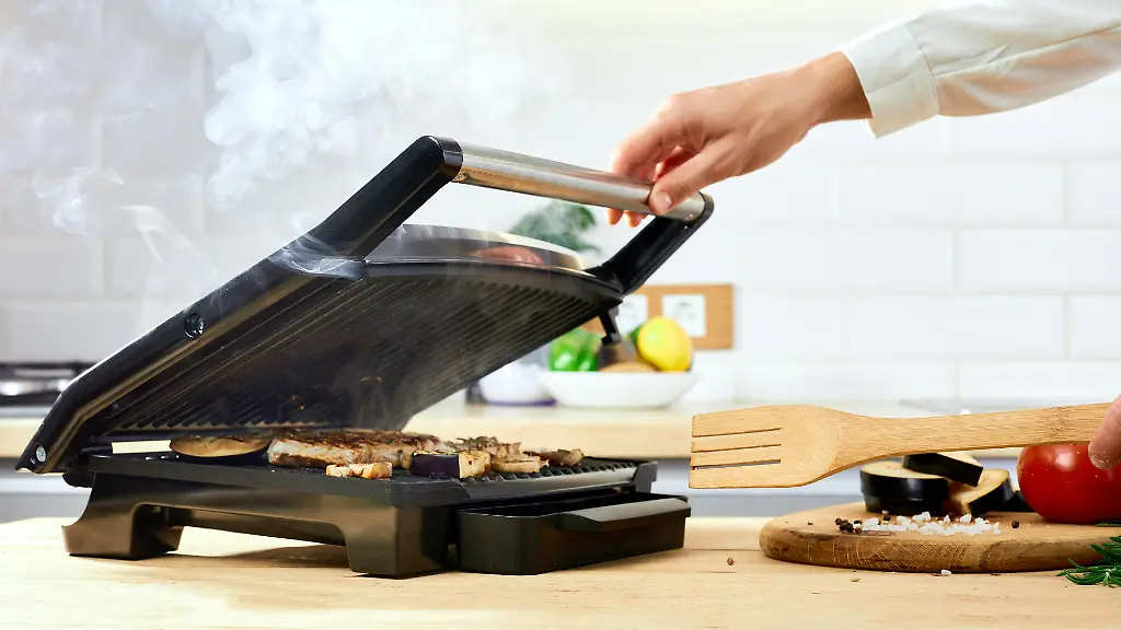 Mit-einem-Kontaktgrill-laesst-sich-auch-drinnen-und-zu-jeder-Jahreszeit-grillen