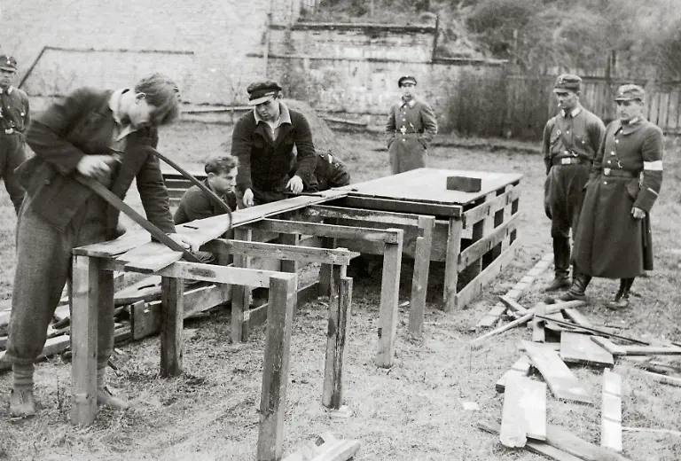 Sozialdemokraten-beim-Arbeitsdienst-im-Konzentrationslager-Oranienburg