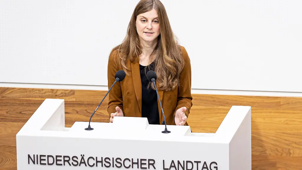 Anne-Kura-Buendnis-90-Die-Gruenen-Fraktionsvorsitzende-ihrer-Partei-spricht-im-Landtag