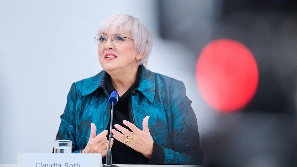Kulturstaatsministerin-Claudia-Roth-Buendnis-90-Die-Gruenen-spricht-bei-einer-Veranstaltung