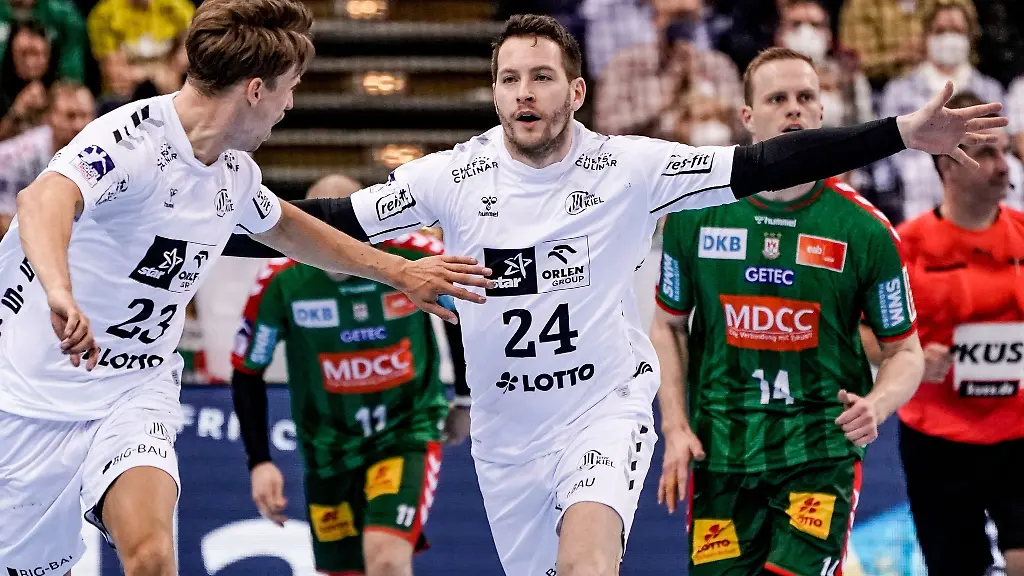 Kiels-Rune-Dahmke-und-Kiels-Miha-Zarabec-M-feiern-einen-Treffer