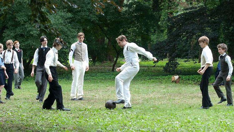 So sieht richtiger Fußball aus: 1874.