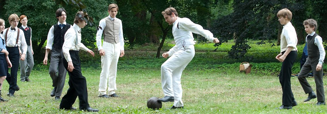 So sieht richtiger Fußball aus: 1874.