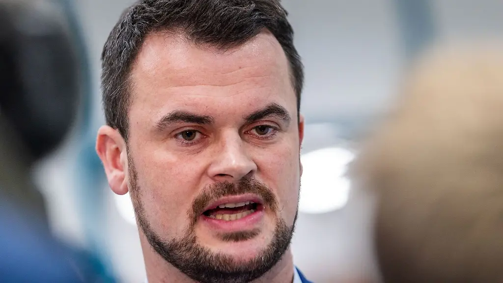 Tino-Schomann-CDU-Landrat-des-Kreises-Nordwestmecklenburg-spricht-mit-Medienvertretern