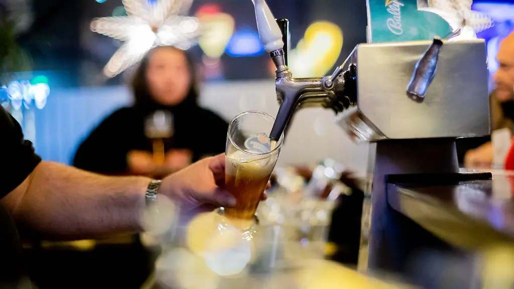 Ein-Kneipenwirt-zapft-in-einer-Gaststaette-Bier