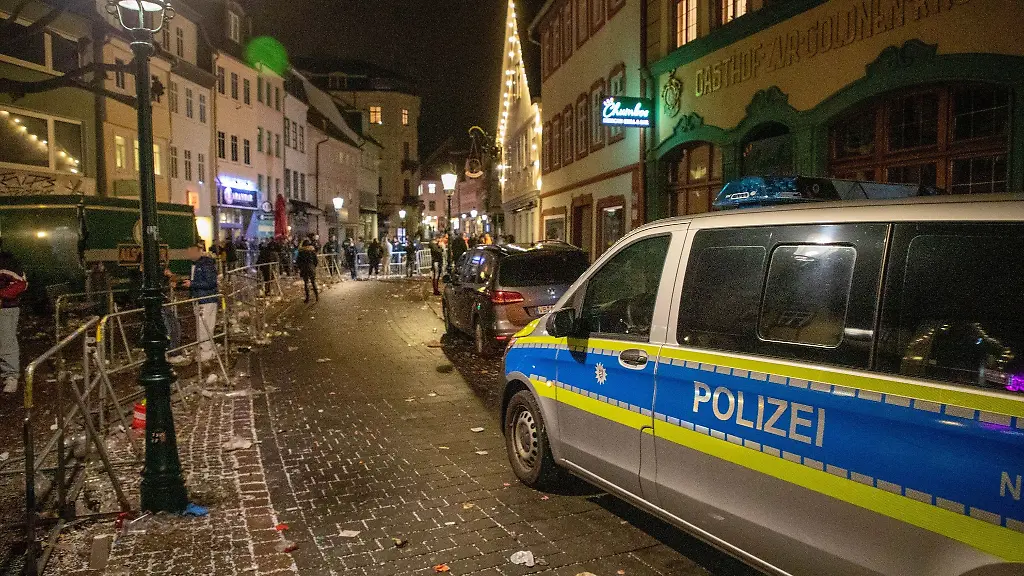 Ein-Fahrzeug-der-Polizei-steht-nach-dem-Rosenmontagszug-in-der-Innenstadt
