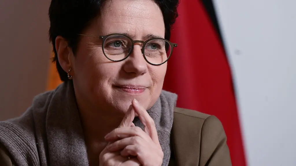 Marion-Gentges-CDU-Justizministerin-von-Baden-Wuerttemberg-hoert-waehrend-eines-Gespraechs-zu