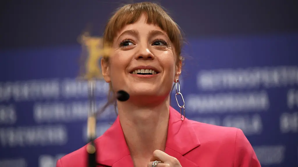 Leonie-Benesch-Schauspielerin-spricht-bei-einer-Pressekonferenz