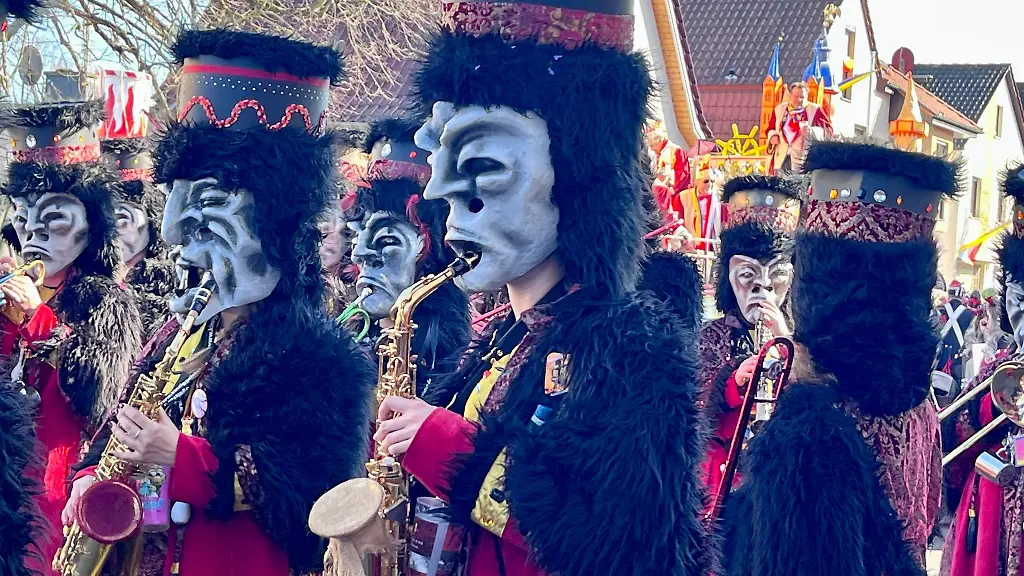 Mitglieder-der-Karnevalsgruppe-Die-Kinziggeister-nehmen-am-Rosenmontagszug-teil