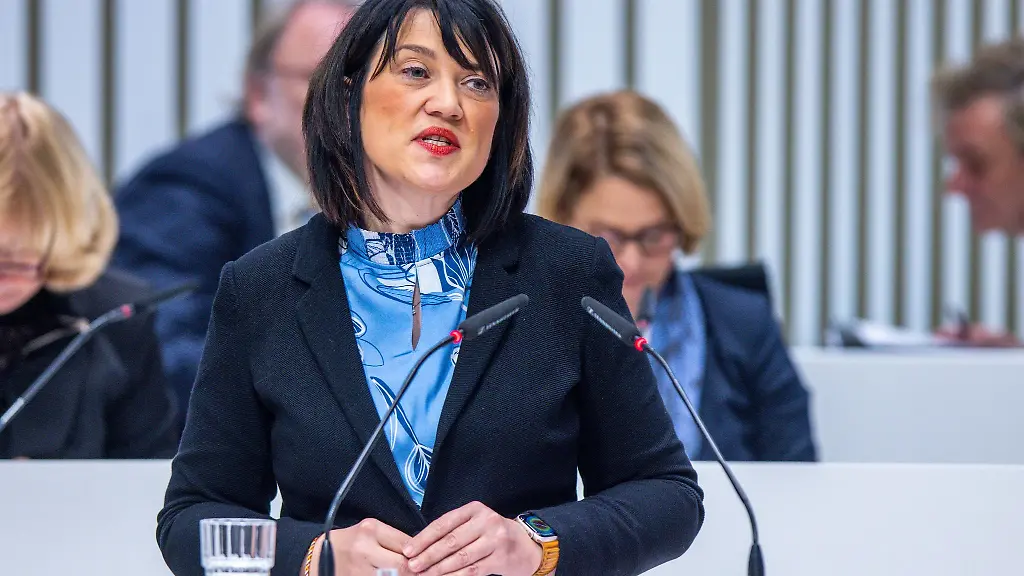Jacqueline-Bernhardt-Die-Linke-Justizministerin-von-Mecklenburg-Vorpommern-spricht-im-Landtag