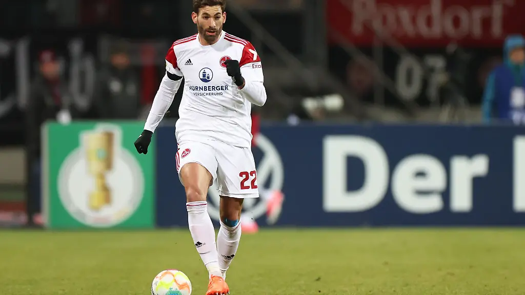 Der-Nuernberger-Enrico-Valentini-spielt-den-Ball