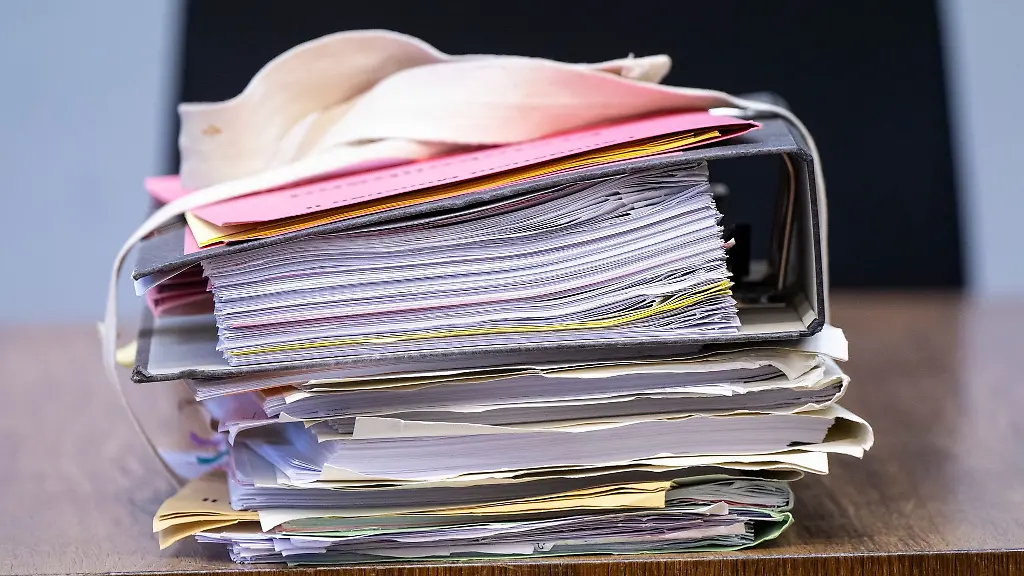 Akten-liegen-in-einem-Gerichtssaal-auf-der-Richterbank