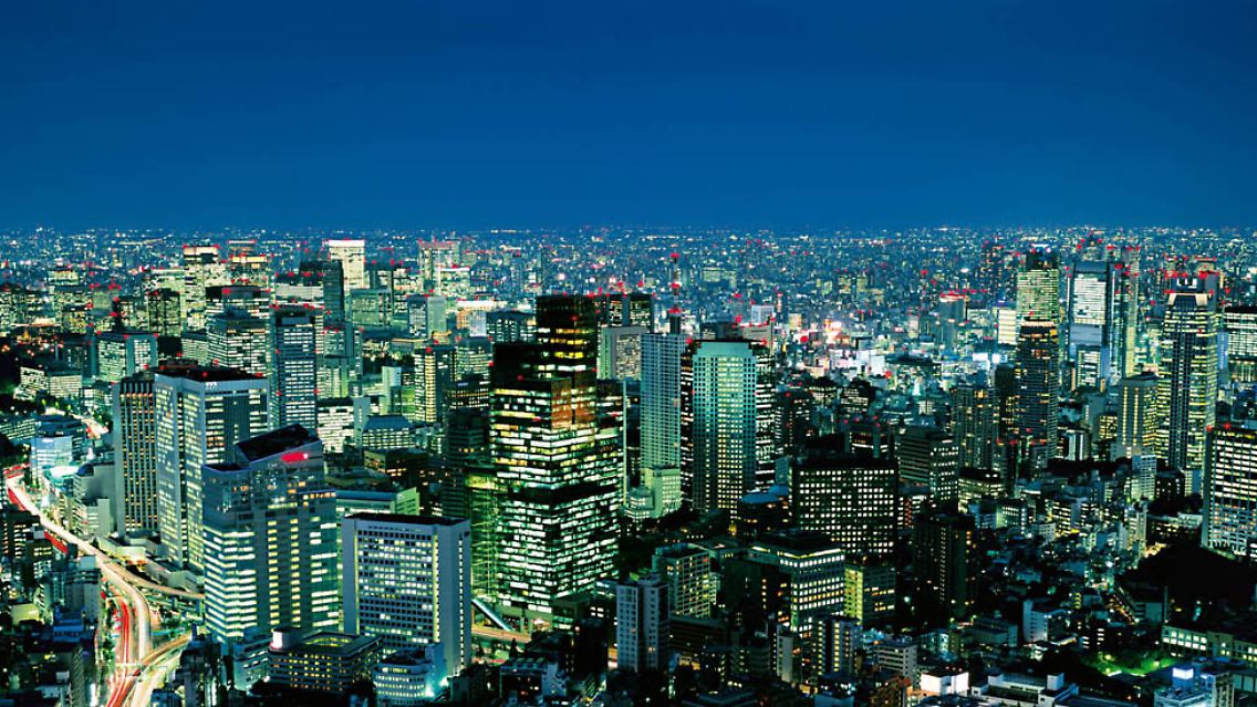 Tokios Skyline leuchtet.