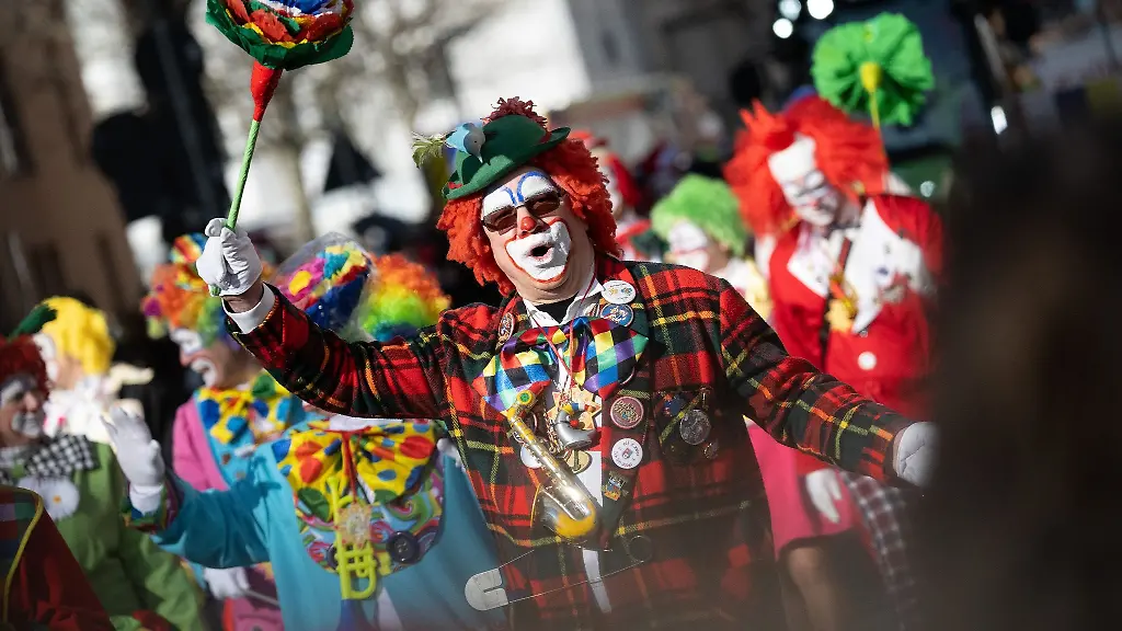 Ein-Clown-jubelt-waehrend-des-Rosenmontagsumzuges-in-Mainz