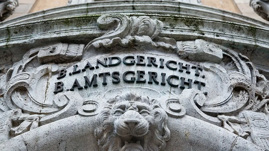 Landgericht-und-Amtsgericht-ist-ueber-dem-Eingang-vom-Landgericht-in-Schweinfurt-zu-lesen