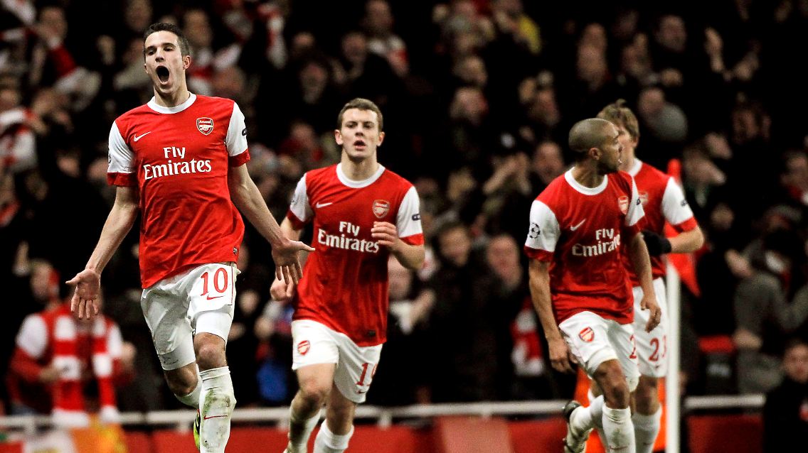 Auf Robin van Persie ist Verlass: Der Arsenal-Torjäger leitete mit seinem zehnten Tor in den letzten sechs Spielen die Wende gegen Barca ein.