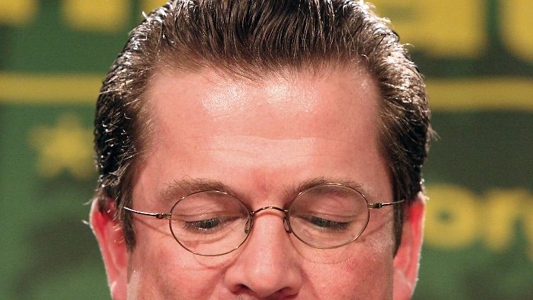 "Ob bei über 1200 Fußnoten und 475 Seiten vereinzelt Fußnoten nicht oder nicht korrekt gesetzt sein sollten", kann Guttenberg nicht sagen.