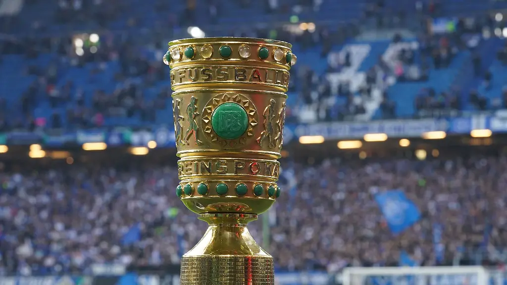 Der-DFB-Pokal-steht-auf-einem-Podest-im-Stadion