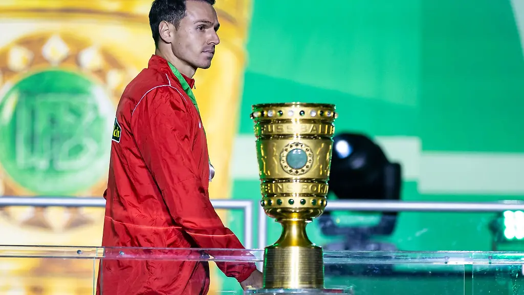 Nicolas-Hoefler-vom-SC-Freiburg-geht-an-der-Trophaee-vorbei