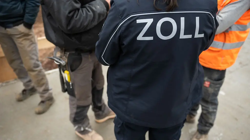 Eine-Mitarbeiterin-des-Zolls-fuehren-eine-Kontrolle-durch
