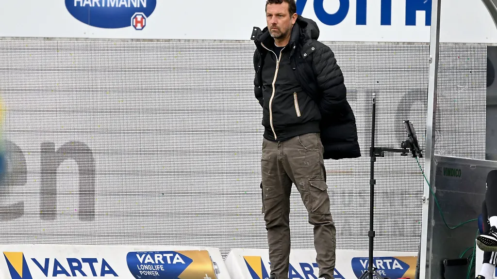 Nuernbergs-Trainer-Markus-Weinzierl-verfolgt-das-Spielgeschehen