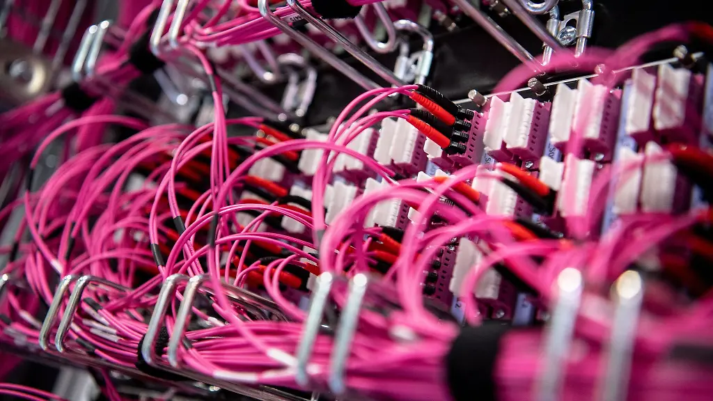 Glasfaserkabel-stecken-in-einem-Netzwerk-Switch