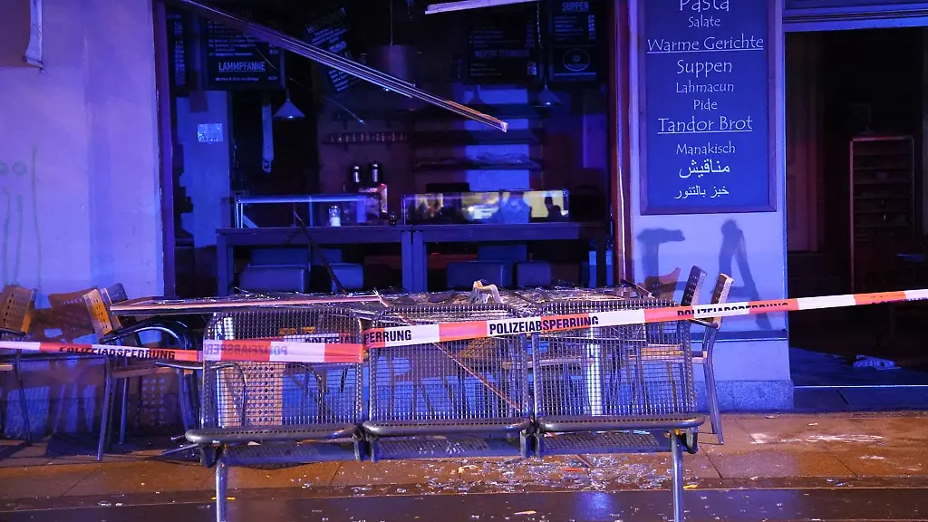 Glasscherben-liegen-ueber-den-Stuehlen-und-Tischen-vor-dem-Cafe