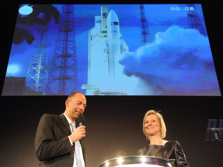 Der Leiter des Arianeprogramms in Deutschland, Holger Wentscher, und die Moderatorin Conny Czymoch, jubeln beim Start bei EADS Astrium in Bremen. Es war der 200. erfolgreiche Start einer Ariane-Rakete.