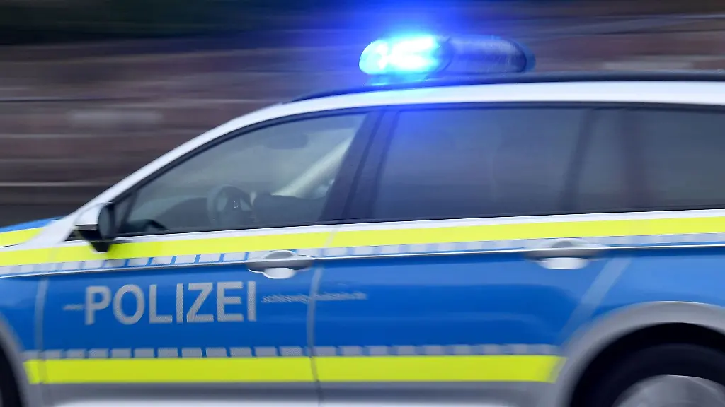 Ein-Streifenwagen-faehrt-mit-eingeschaltetem-Blaulicht