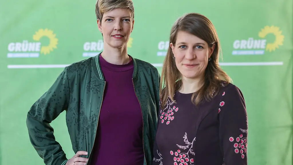 Wibke-Brems-l-und-Verena-Schaeffer-die-beiden-Fraktionsvorsitzenden-von-Buendnis-90-die-Gruenen-in-Nordrhein-Westfalen-stehen-im-Landtag