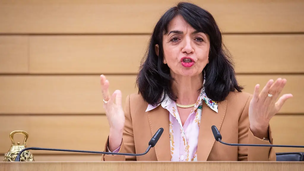 Landtagspraesidentin-Muhterem-Aras-Buendnis-90-Die-Gruenen-begruesst-im-Plenarsaal-des-Landtags-von-Baden-Wuerttemberg-die-Abgeordneten