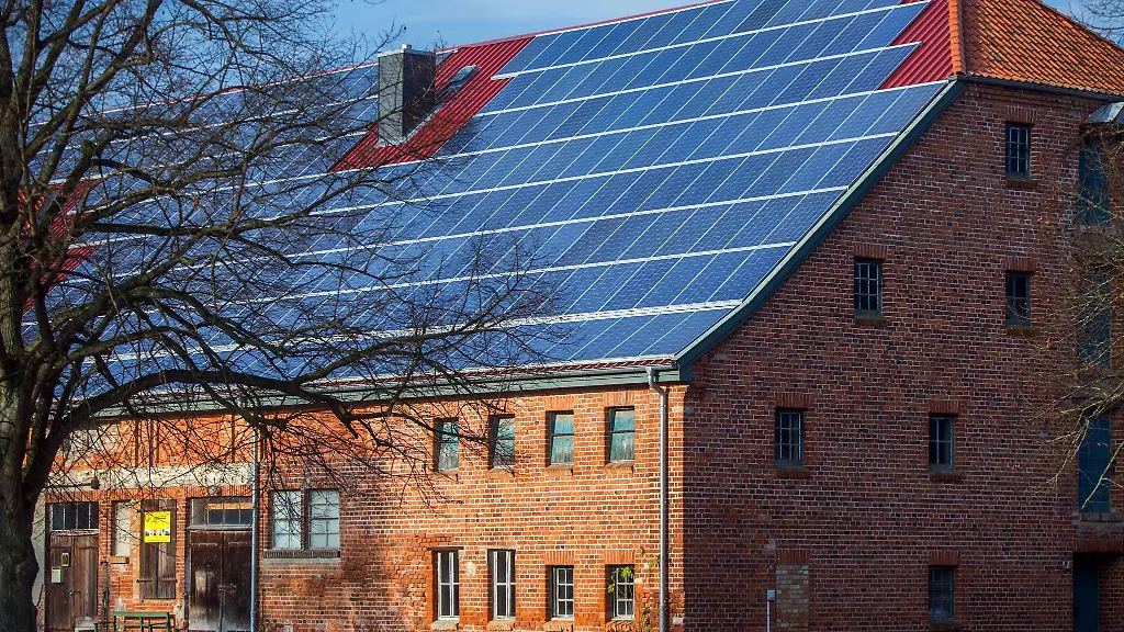 Solarpaneele-sind-auf-dem-Dach-eines-Hauses-zu-sehen