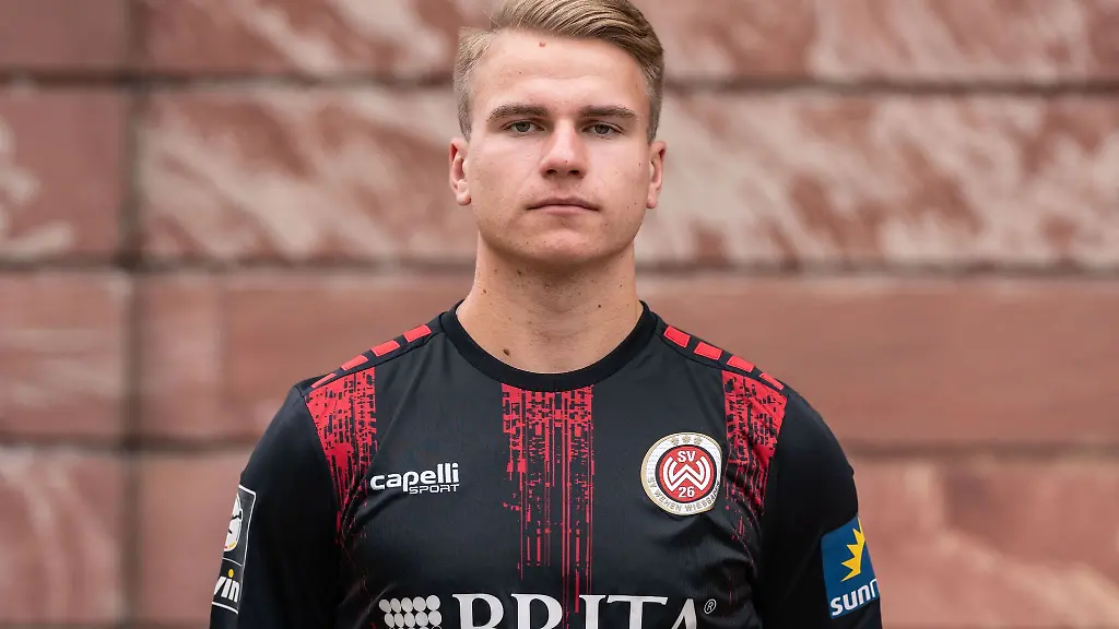 Mannschaftsfoto-des-Drittligisten-SV-Wehen-Wiesbaden-Florian-Carstens