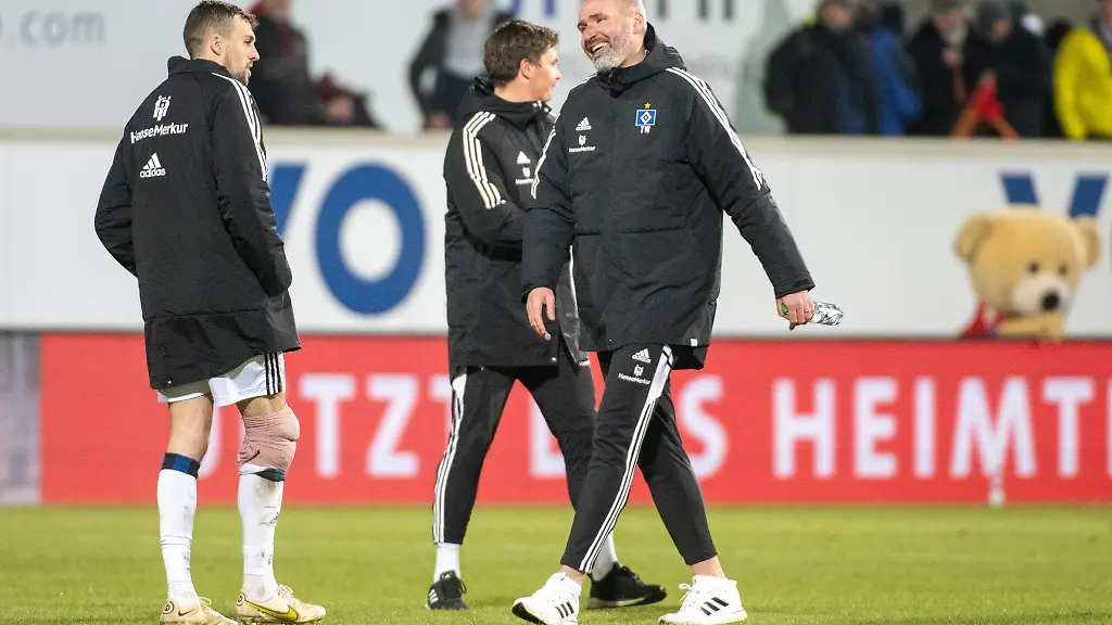 Hamburgs-Trainer-Tim-Walter-lacht-erleichtert