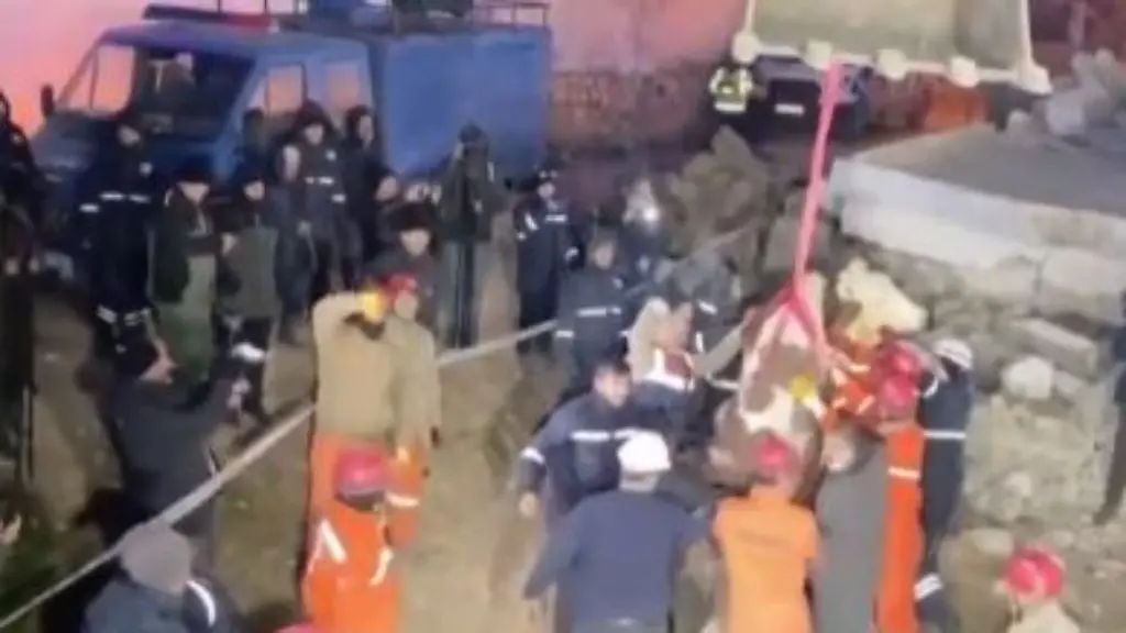 Ein-Video-des-Privatsenders-a-Haber-zeigt-die-Rettung-der-Kuh-aus-den-Truemmern