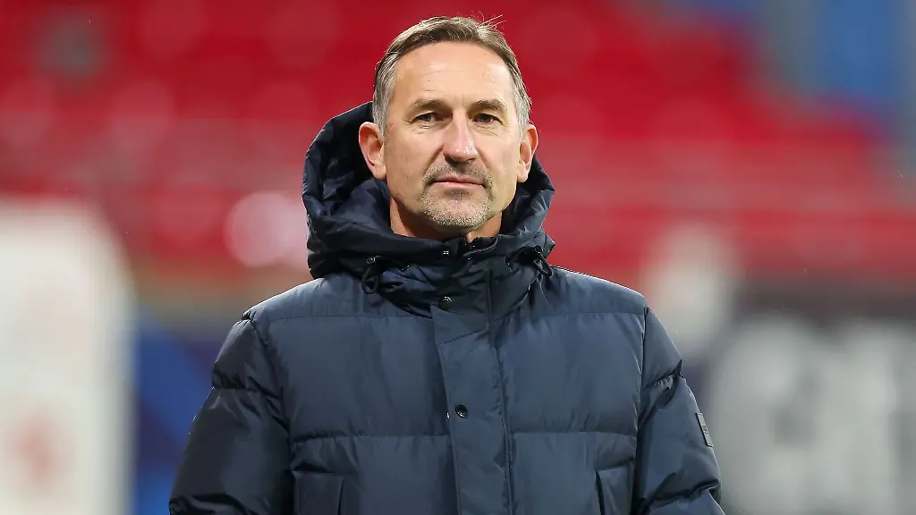 Interimstrainer-Achim-Beierlorzer-geht-vor-dem-Spiel-ueber-das-Spielfeld