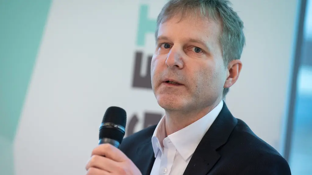 Carsten-Reekers-Projektleiter-von-H2CAST-Etzel-spricht-bei-einer-Pressekonferenz-zum-Wasserstoff-Pilotprojekt-H2Cast-Etzel